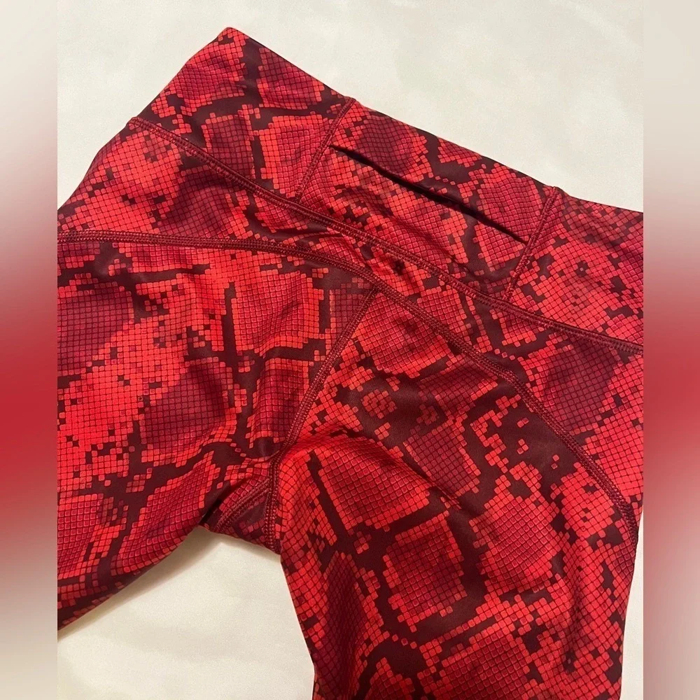 Lululemon Vent It Out Crop
